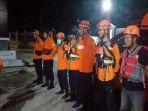 tim-sar-evakuasi-12-warga-yang-terjebak-di-sungai.jpg