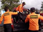 tim-sar-evakuasi-korban-meninggal_20181022_114847.jpg