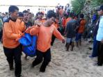 tim-sar-evakuasi-korban-tebing-longsor-di-pantai-sadranan_20150618_122115.jpg