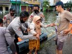 tim-sar-evakuasi-warga-lansia-saat-banjir-di-kaligawe-semarang_20210208_002102.jpg