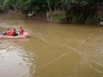 tim-sar-karang-taruna-melakukan-pencarian-terhadap-korban-di-kali-ciliwung_20160320_101910.jpg