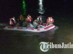 tim-sar-membawa-jenazah-korban-mobil-tenggelam.jpg