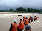 tim-sar-mencari-korban-tenggelam-di-sungai-jeneberang_20150119_150055.jpg