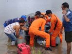 tim-sar-sedang-mencari-korban-tenggelam-di-dam-tembesi-batam_20181012_205408.jpg