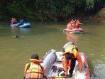 tim-sar-temukan-bocah-nyangkut-di-kali-ciliwung.jpg