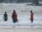 tim-sar-tengah-melakukan-penyisiran-pantai-baron_20160525_220915.jpg