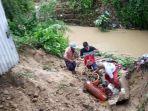 tim-trc-bpbd-pamekasan-saat-berada-di-tanah-longsor-kecamatan-waru.jpg