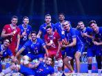 tim-voli-prancis-foto-bersama-merayakan-juara-dunia-liga-voli-dunia-atau-vnl-2022.jpg