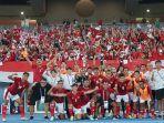 timnas-garuda-berfoto-bersama-tki-di-kuwait.jpg