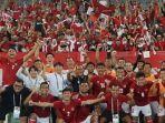timnas-indonesia-dan-staf-pelatih-berfoto-dengan-para-suporter.jpg