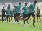 timnas-indonesia-latihan-di-di-stadion-gelora-bung-tomo-gbt_20230606_160555.jpg