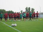 timnas-indonesia-saat-menjalani-latihan-ringan-jelang-menghadapi-irak.jpg