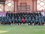 timnas-indonesia-u-19-latihan-fisik-di-lapangan-thor-surabaya_20240716_215732.jpg