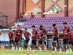 timnas-indonesia-u-19-latihan-fisik-di-lapangan-thor-surabaya_20240716_215737.jpg