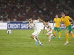 Berita Foto : Melihat Lagi Kegigihan Ragnar Oratmangoen Saat Melawan Australia
