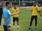 timnas-malaysia-sedang-mendengarkan-arahan-pelatih-tan-cheng-hoe.jpg