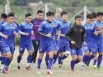 timnas-vietnam-lakukan-latihan_20161205_153205.jpg