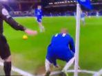 timo-werner-sempat-terjatuh-gara-gara-menendang-tiang-corner.jpg