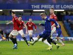 timo-werner-tengah-melakukan-tembakan-yang-gagal.jpg