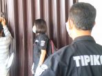 tipikor-ditreskrimsus-polda-kaltim-geledah-dprd-balikpapan_20180815_180907.jpg
