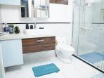 tips-mudah-bikin-kamar-mandi-kecil-tampak-mewah-dan-luas.jpg