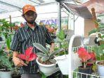 tisna-robana-petani-tanaman-yang-bunganya-ditukar-dengan-mobil.jpg
