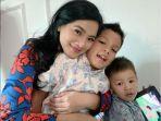 titi-kamal-bersama-2-buah-hatinya.jpg