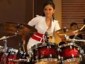 titi-rajo-bintang-main-drum-dengan-berbusana-modis.jpg