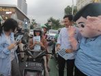tkn-pemilih-muda-prabowo-gibran-bagi-bagi-susu-gratis_20231231_140652.jpg