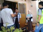 tkp-penemuan-mayat-yuriski-yang-tergeletak-di-pekarangan-rumah.jpg