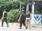 tkp-penyerangan-pos-polisi-cikokol-oleh-isis_20161023_173749.jpg