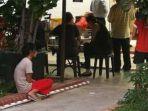 tkw-disuruh-ngesot-menunggu-majikannya-makan.jpg