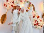 tm-saputra-dan-maya-memperlihatkan-buku-nikah-usai-berlangsung-prosesi-pernikahan.jpg
