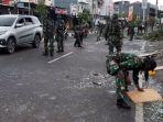 tni-ad-bersihkan-pecahan-kaca-di-manokwari.jpg