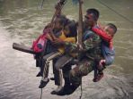 tni-ad-saat-membantu-anak-anak-menyerangi-sungai_20170802_171813.jpg