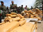 tni-amakan-ganja-1-ton_20150711_130027.jpg