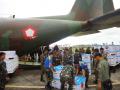tni-au-dan-tentara-filipina-menurunkan-bantuan.jpg