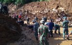 tni-bantu-evakuasi-korban-longsor-banjarnegara_20141217_201437.jpg