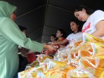 tni-dan-pns-antri-bazar-minyak-goreng-murah-sinar-mas_20160629_130533.jpg