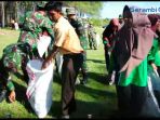 tni-dan-polri-bersihkan-sampah-di-pantai-wisata-nagan-raya_20170225_230424.jpg
