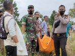 tni-dan-polri-beserta-warga-mengevakuasi-jasad-gadis-diduga-vrm.jpg