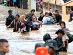 tni-dan-polri-susah-payah-evakuasi-korban-banjir-gowa_20190123_205756.jpg