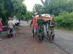 tni-dan-warga-menggotong-seorang-warga-yang-jadi-korban-banjir-di-wilayah.jpg