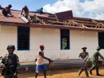 tni-gotong-royong-bersama-warga-ganti-atap-seng-gereja_20201030_011007.jpg