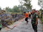 tni-padamkan-kebakaran_20160825_073640.jpg