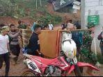 tni-polri-bersama-warga-melakukan-evakuasi-terhadap-korban-di-lokasi-banjir.jpg