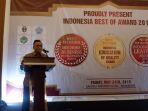 togar-situmorangterima-penghargaan-indonesia-best-of-award-2019_20190525_011439.jpg