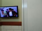 toilet-warteg-hipster-dipasang-televisi_20170824_115105.jpg