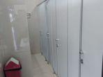 toilet-yang-viral-kini-telah-didipasangi-sekat-pembatas.jpg