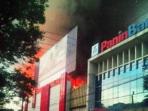 toko-legendaris-terbakar_20150323_074905.jpg